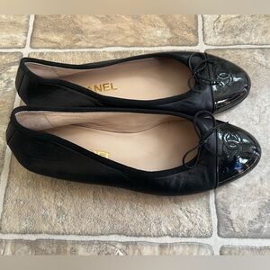 CHANEL Black Leather Cap-Toe Ballet Flats with Patent Logo